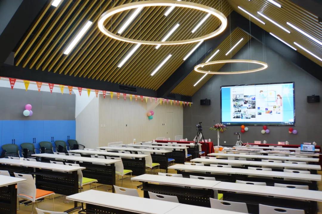 “獎(jiǎng)杯凝聚千鈞力，開(kāi)啟文化新紀(jì)元”——記“感動(dòng)課堂”剪彩、“感動(dòng)講師”授予暨年度評(píng)優(yōu)頒獎(jiǎng)活動(dòng)